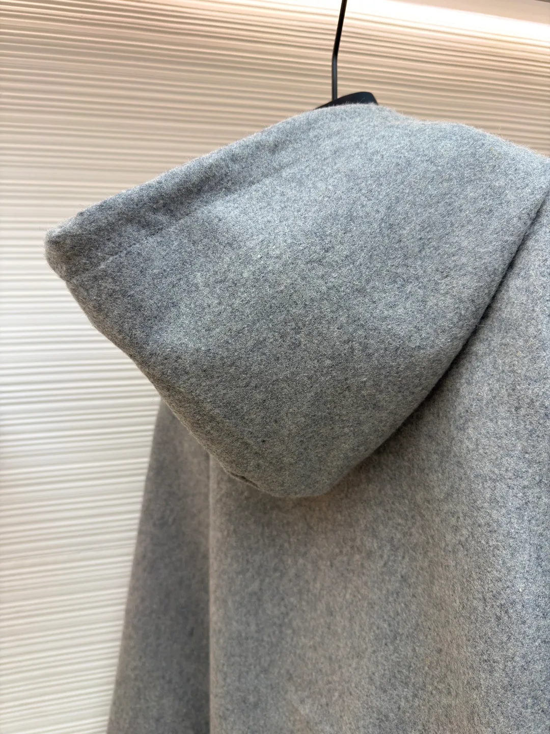 LOUISVUITTON Iron Label Wool Jacket ●Authentic product: purchased and developed by 24960 ●Item number: 1680853-B90 ●Fabric: wool blend ●Technology: positioning cutting machine ●Version: fitted version ●Weight: about 1300 grams ●Size: S-M-L-XL ●Description: Customized 80% wool, 14% spandex, 6% blended sheep wool fabric, full of texture and refined tailoring to reinterpret the dynamic silhouette. The elastic waist upgrades the drape texture, the side pockets are cleverly integrated into the stitching, and the facial pleats are infused with elegance. The left leg is decorated with the brand's metal logo to once again confirm the brand's identity. The overall wiring is straight and delicate, the fabric is comfortable and soft, and the color is consistent without color difference. It can be matched with the same style to create a fashionable look and control various occasions. Customized accessories, complete with three standards, same style for men and women!